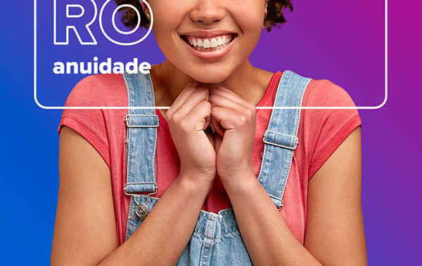 Banner com a imagem de uma mulher usando celular